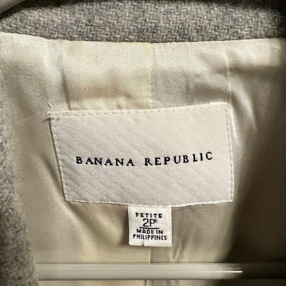 A beautiful gray women jacket by Banana Republic - Picture 3 of 3